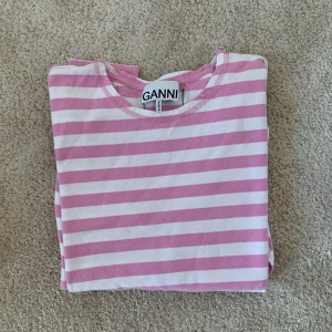 Ganni långärmad t-shirt  - Bra skick! Använd ett fåtal gånger. Pris kan diskuteras.