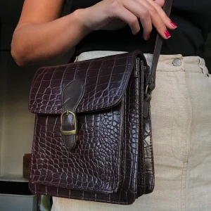 Supersnygg midjeväska - Supersnygg brun/lila midjeväska (vet ej om det är äkta skinn) köpt second hand! Superrymlig med flera fack! Aldrig använd av mig dock knappt märkbar defekt som syns på 2:a bilden❤️ FRI FRAKT :)