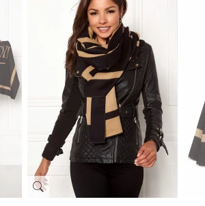 Super snygg sjal!!  - Säljer denna underbara sjal i härligt mjukt fin stickat tyg, lång och mysig passar perfekt att ha som en poncho med skärp i midjan då den är bred och lång, kolla extra bilderna jag har lagt upp från bubbelrooms sida! aldrig använd!Köparen står för frakt