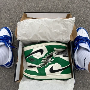 Air Jordan 1 mid Pine Green - Tja! Säljer dessa Air Jordan 1 i storlek 44, men passar även mig som har 43. Allt ingår utom kvitto, boxen är lite skadad. Skicket är 7/10 enligt mig. Möts i Sthlm eller fraktar mot kostnad! @letmeplugse på Instagram