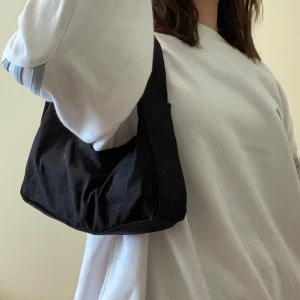 Baguettebag  - En superfin hemmagjord svart baguettebag med kardborreband! Ni står för frakten!🚚✨