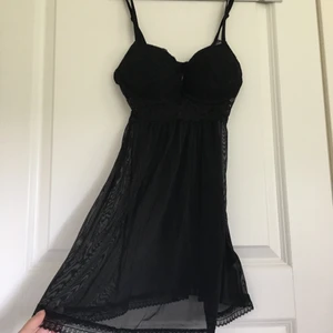 Kort genomskinlig nattlinne med innerbh  - Säljer denna då den ej kommit till användning. På överdelen är den i spets, man kan reglera banden & det finns bh knäppning på baksidan. På nederdelen är den genomskinlig & på kanten är det i spets. Köpt på hm. 