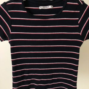 Tröja från Pull&Bear - Jätte skön tröja från Pull&Bear, den är mörkblå med vita och röda sträck. Har ej använts så många gånger (2-3 gånger max). Tröjan är storlek XS men passar även S och M. Ordinarie pris: 100 kr 