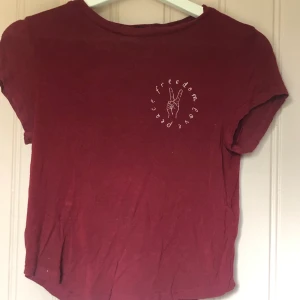 T-shirt  - Köparen står för frakten, hör av dig om du har fler frågor, köp gärna fler plagg för paketpris❤️🥰