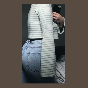 Vit croptop med ljusgröna ränder S  - Superskön vit croptop med ljusgröna ränder och utsvängda ärmar. 🍃 Som ny, jag bjuder på frakten 🥰