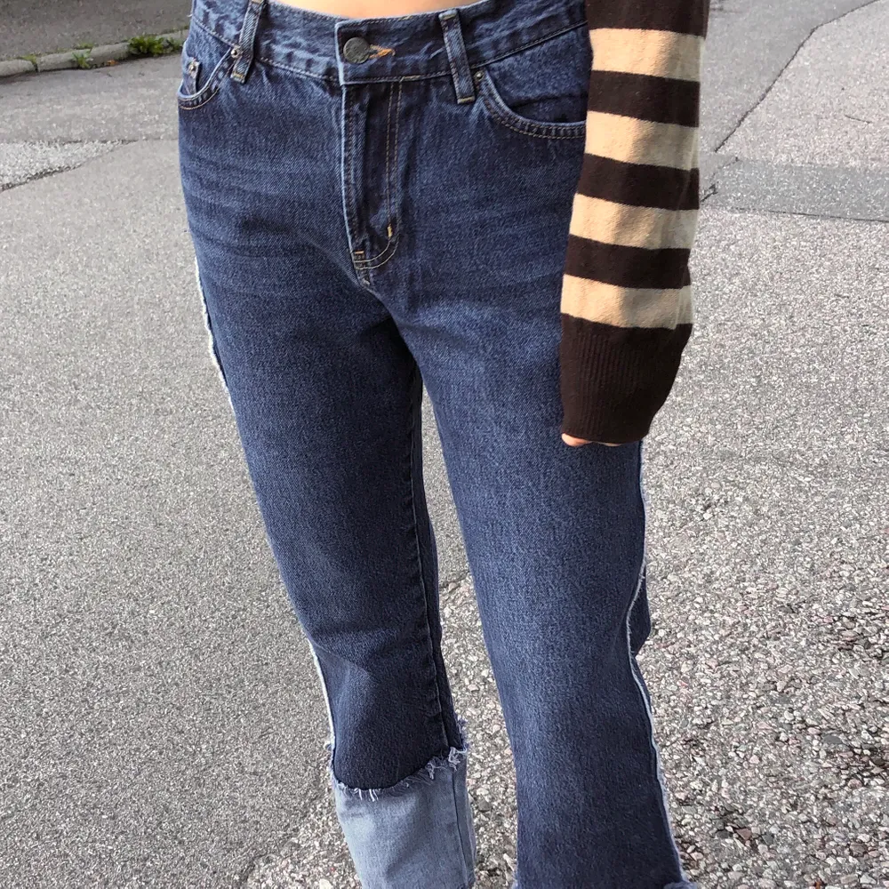 Helt oanvända jeans i snygg modell. Storlek W28 (passar S). Jag bjuder på frakten! 💞. Jeans & Byxor.