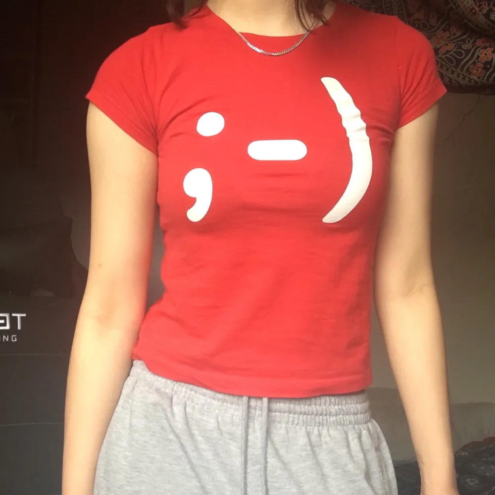 Röd t-shirt med ”;-)” smileyn 😉❤️ frakt: 22 kr. T-shirts.