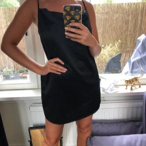 Missguided satinklänning - Använd endast en gång. Från missguided. Storlek 36. Glansigt material. Frakt tillkommer 63kr.