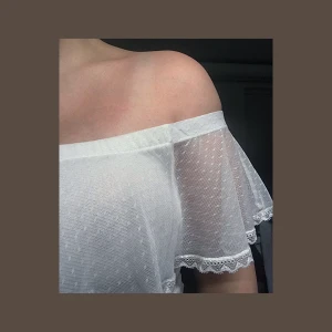 Somrig offshoulder topp S - Supersöt offshoulder topp från H&M, dubbelt tyg så man kan ha den utan BH utan att det syns. Knappt använd 🌷 storlek S. Jag bjuder på frakten 🥰