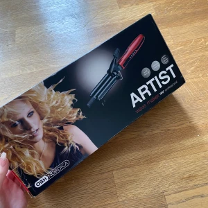 Vågtång/locktång OBH Nordica  - Vågtång i nyskick. Kan inte minnas att jag nånsin använt den men isåfall bara testat den en gång. Hämtas upp i Malmö. 