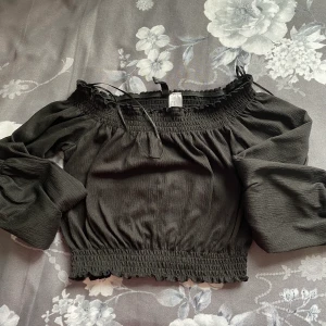 Off-shoulder top från HM - Säljer min söta off-shoulder topp från HM, knappt använd och funkar super bra nu till sommaren. Storlek XS och säljer för 115kr inklusive frakt