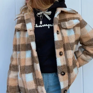 Snygg jacka - Jätte snygg jacka från SHEIN 🥰 jag köpte i januari i år och har använt Lite men inte så det syns 🥰 du betalt frakt 📦 