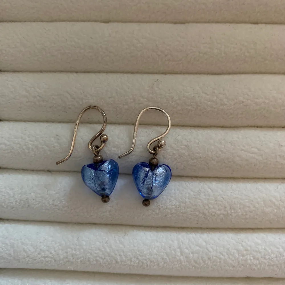 Hjärtformade örhängen i blått glas! . Accessoarer.
