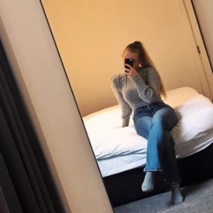 Bootcut Jeans regular waist - Jättesnygga bootcut jeans! De är väldigt mjuka i tyget och sitter jätteskönt. Det syns på dem att de är använda (därmed sänkt pris) om man tittar noga men de har inga hål eller fläckar någonstans! Säljer pga inte min stil längre<3