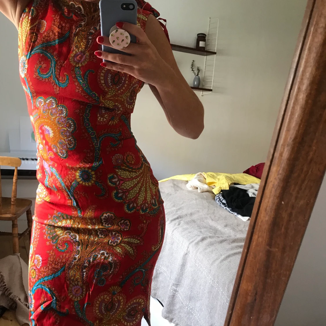 Mönstrad röd second hand klänning