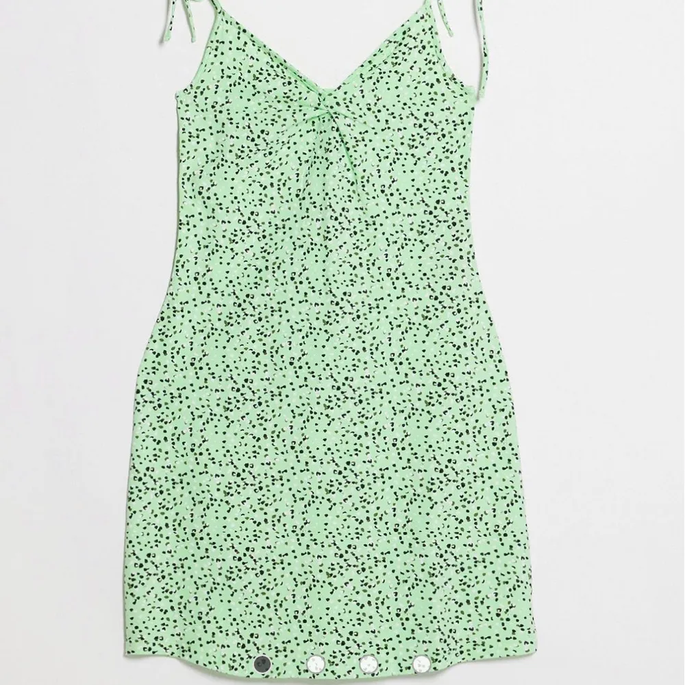 En jätteskön grön ”prickig” kort klänning, aldrig använd! Bud från 100 kr 👼🏼. Klänningar.