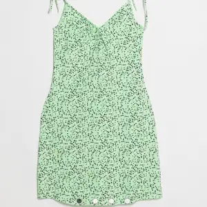 En jätteskön grön ”prickig” kort klänning, aldrig använd! Bud från 100 kr 👼🏼
