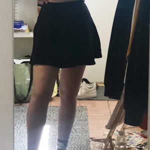 svart skater kjol - en gullig skater style kjol från h&m divided linjen, väldigt stretchig. den som köper står för frakten. kontakta mig via pm vid intresse, pris går alltid att diskuteras!🥰