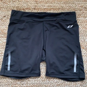 Träningsshorts - Svarta träningsshorts. Knappt använda men loggan på baksidan är borta pga tvätt. Fri frakt!