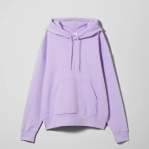 Weekday hoodie - Säljer denna supermysiga hoodien från weekday💕 Köpte den förra månaden för 350kr😋 Den är stor i modellen och är i nyskick så jag knappt använt den då den inte riktigt är min färg:( Frakt tillkommer men kan även mötas upp i Sthlm🥰🥰