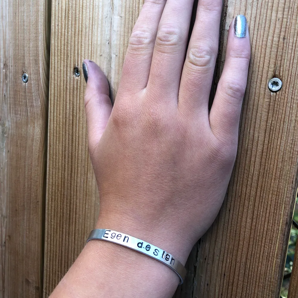 Välj en egen design på ditt armband samtidigt som 20% går till Alzheimerfonden som kämpar mot demenssjukdomar och Alzheimer. Du kan designa på både framsidan och baksidan! Frakt kostar endast 29 kr😀. Asusteet.