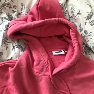 Oversized Weekday Hoodie - Fint skick, bara pytteliten fläck på underarmen som man inte tänker på, med tryck på ryggen