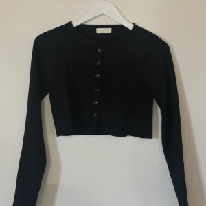 Stickad kofta - Svart croppad stickad kofta, onesize (ungefär xs/s) Endast testad. Köparen står för frakten!