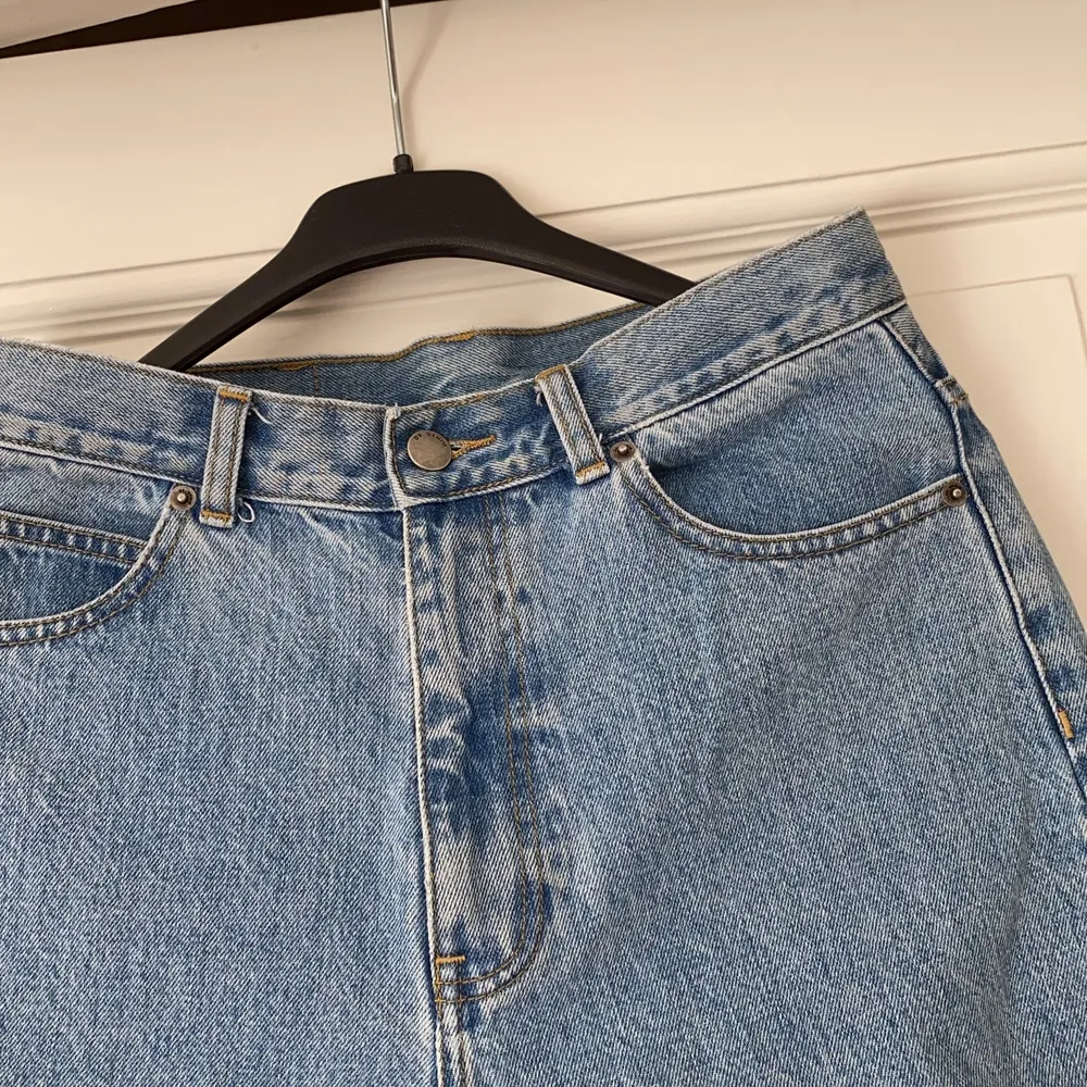 Blå jeans från Dr Denim, vet ej strl men de är kanske 36/38 eller S/M. Jeans & Byxor.