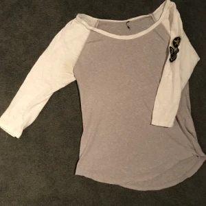 Tröja  - Tröja från Ginatricot, strl S. Använd fåtal gånger. Frakt på 22 kr tillkommer om de önskas. 