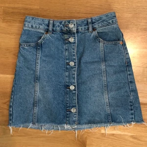 Världens finaste jeanskjol med knappar!! - Så fin jeanskjol från topshop!! Köpt i london, inköpspris 499kr, storlek 34! Jättefin färg å så fin passform!! 116kr inklusive frakt!!