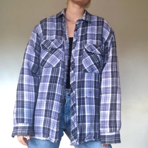 Rutig fodrar jacka, strl L - Oversize blårutig jacka, strl L, men skulle beskriva den mer som XL i storlek, varm och bekväm! Okänt märke, köpt second hand. Fodrad med teddy på insidan. Köparen står för frakt