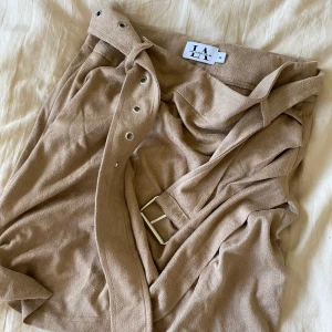 ”Mocca” kjol från Linn AhlborgXNAKD - Kjol från Linn Ahlborg x nakd, aldrig använd. Storlek 36! Säljer för 160 kr inkl frakt