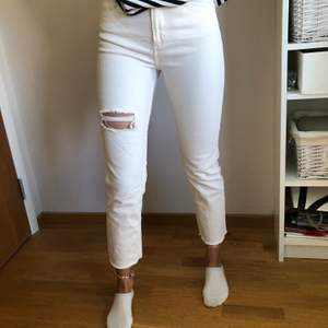 Vita straight raw cropp jeans med hål på ena låret från zara. 110kr+frakt
