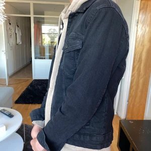 Jeans Jacka - Snygg jeans jacka som jag köpte för ett litet tag sen men som jag växt ur. Använd fåtal gånger och är i bra skick:) Den är lite liten i storleken men passar som en S och M Köpare står för frakt (kan även mötas upp)