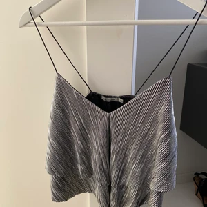 Glittrigt linne - Ett silvrigt linne från Nelly, aldrig använd. Prislapp sitter kvar 