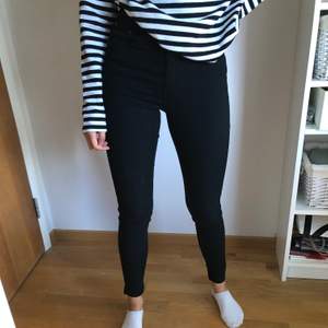 Svarta stretchiga skinny jeans från bik bok. 170kr+frakt