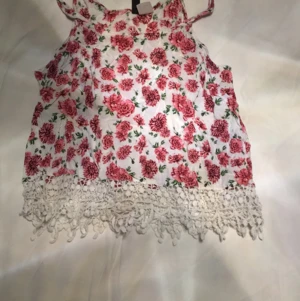 Super söt lite mag top! - Söt och snygg top! 🤩Visar lite mage under spetsen och är i bra skick! Passar XS och hämtas i Skåne eller fraktas!