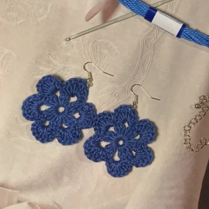 Örhängen Blommor - Supersöta örhängen som jag virkat själv! Väger knappt något och ger 60-tals vibbar;) Frakten är gratis:) Det är bara att skriva för mer info❤️❤️