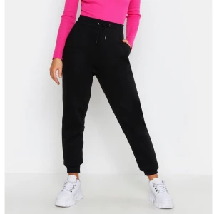Boohoo mjukisbyxor - Svarta oanvända mjukisbyxor från Boohoo i storlek 38 men är små i storleken så skulle säga en 36. Frakt: 59kr