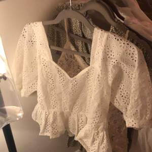 Jättesöt vit blus från Gina Tricot!! Köpte förra sommaren men kommer inte till användning längre💓💓 köparen står för frakt😇!! (Skicka för fler bilder osv.)