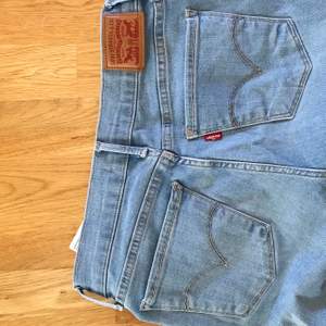 Ett par superfina ljusblåa jeans från Levis med midjemåttet 26. I perfekt skick. Köparen står för frakt!