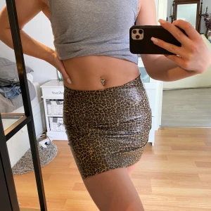 Fake skinnkjol - Fake skinnkjol i leopadmönster. Stretchig och använd 1 gång. 