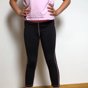 Svarta och rosa träningsbyxor  - Har aldrig används, men är perfekta att träna i! 