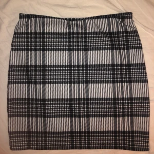 Rutig kjol - Rutig kjol från hm, storlek s men väldigt stretchig. Använd en del men fint skick. Kan mötas i Stockholm annars betalar köpare frakt. 