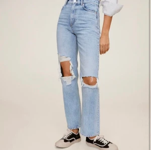 Mango jeans - Intressekoll🤍🤍 Jeans i stl 34, beställt från Mango. Dom har använts men finns inga tecken på användning eller slitningar. Är vanligtvis stl 32/34 o dom är lite stora dvs skulle även passa en 36a. Kom med egna bud❣️❣️originalpris 599kr