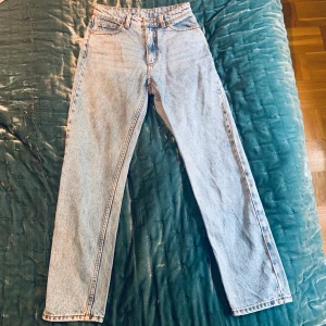 Jeans Monki - Jeans från Monki, aldrig använda (för små). Storlek 25, höga i midjan. 