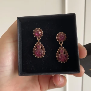 Örhängen - Ett par lila Lily and rose örhängen! 