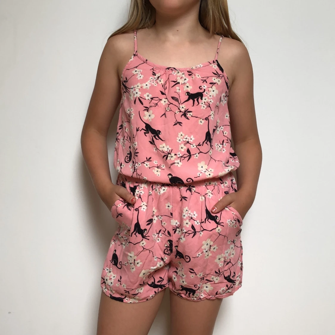 Rosa apa byxdress med blommor