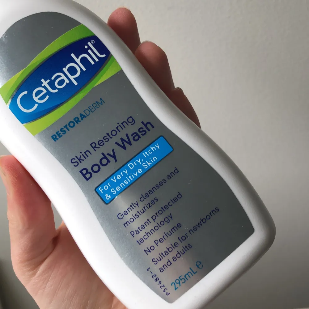 Helt ny cetaphil body wash! Den är på 295ml och köptes på apoteket! Den säljes ny för 110kr inkluderad frakt (44kr) och är billigare än flesta internetbutiker💕. Accessoarer.