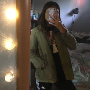 Vår/sommar jacka - Säljer denna jacka då den har blivit lite liten för mig. Den har små detaljer på ena fickan (bild 3) & har snöring vid midjan så man kan dra åt så man får en fin form